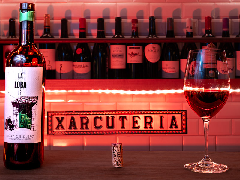 Vinflaska och vinglas på Xarcuteria